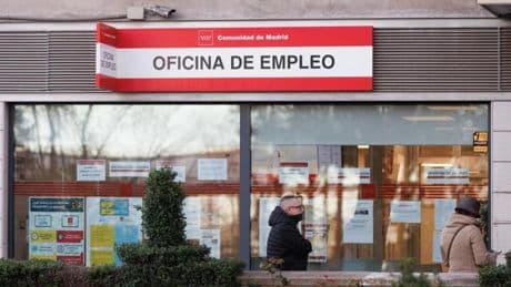 Los funcionarios de Madrid cobrarán el 0,5% adicional de la subida salarial este mes de agosto: 250.000 beneficiados