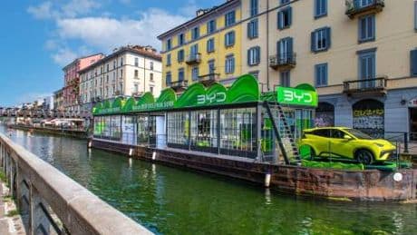 La nuova Byd Dolphin Surf cavalca l’onda dell’elettrico sui Navigli di Milano