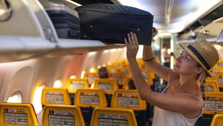 Los consumidores europeos denuncian a Ryanair, Vueling y otras aerolíneas por cobrar el equipaje de mano