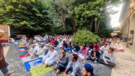 La festa islamica del Sacrificio? Nel piazzale della chiesa cattolica. È polemica