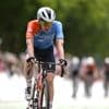 Van der Breggen solo op kop in chaotische slotetappe, peloton flink uitgedund