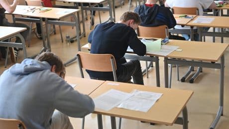 Bac pro : les épreuves écrites débutent, un mois avant celles du bac général