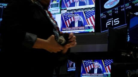 Wall Street mantiene la cautela por el posible despido del presidente de la Fed