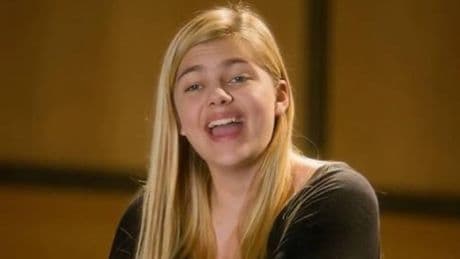 La gran apuesta de Francia para Eurovisión: una joven de 28 años que triunfa como cantante y actriz
