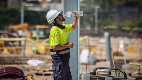 Baja laboral retribuida por calor extremo: casos y cómo solicitarla