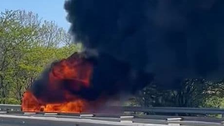 TEM Otoyolu'nda bir otomobil alev aldı! Bölgede trafik oluştu