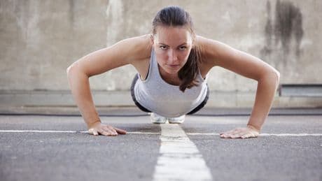 Burpee hindú: así es el ejercicio que quema grasas, acelera el metabolismo y tonifica mientras duermes