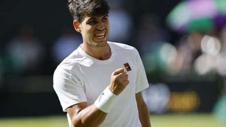 Carlos Alcaraz sufre de lo lindo para ganar a Fognini en su debut en Wimbledon