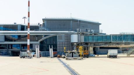Adult throws tantrum at airport gate after being told her hand luggage was too heavy