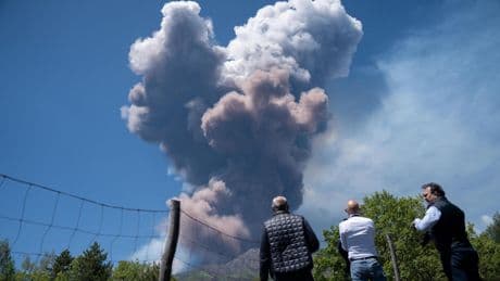 El volcán italiano Etna registra una potente erupción y expulsa una enorme columna de ceniza y coladas piroclásticas