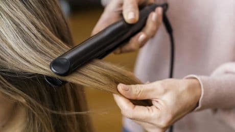 Vuelven las planchas de pelo y Cecotec aprovecha para dejar al 50% esta de aire que protege (y seca)