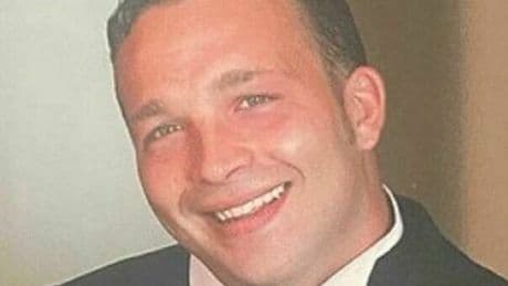 Gianluca Aruta si accascia a terra al bar davanti all'amico, inutili i soccorsi: muore per malore a 46 anni. Lascia tre bimbi