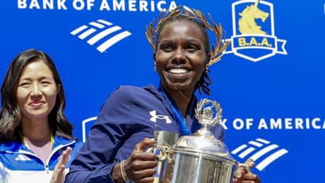 Sharon Lokedi gana el Maratón de Boston con un tiempo récord