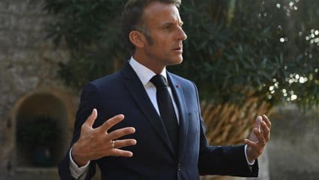 ¿Un primer ministro socialista en Francia? Macron baraja ya todas las cartas para salvar su legislatura cuando Bayrou caiga