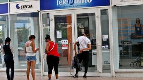 Malestar social en Cuba por la dolarización del servicio de internet móvil