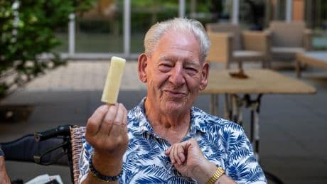 Zo overleven Amsterdammers de hitte: ’Wij hoeven niet naar Zandvoort, hier zitten we heerlijk’