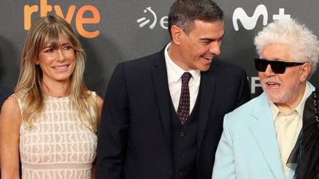 Almodóvar, Ana Belén, Serrat y Miguel Ríos denuncian una &quot;conspiración para derribar&quot; a Sánchez