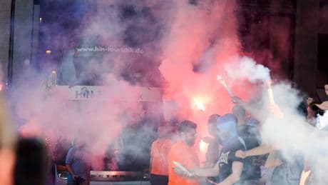 Pyro-Show vor Abfahrt - Plötzlich feiern Bochum-Spieler mit den Fans