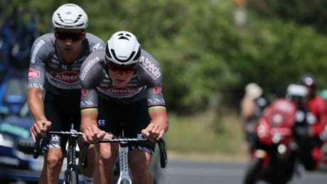 Merlier sprint naar zege, urenlange aanval Van der Poel strandt in slotkilometer