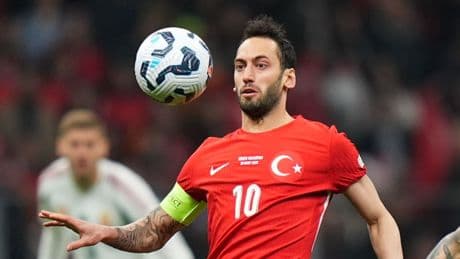 "Mourinho ısrar ediyor" diyerek duyurdular: Fenebahçe'nin Hakan Çalhanoğlu teklifinin ayrıntıları ortaya çıktı