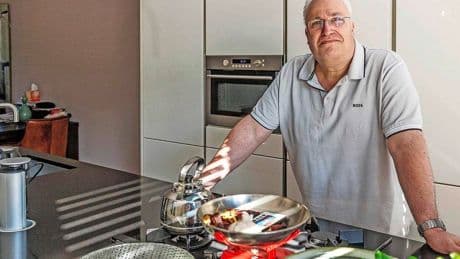 Stefan (55) is mantelzorger voor zijn ouders, maar loopt vast: ’Meer kan ik niet doen, en minder werken gaat niet’