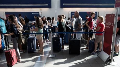 Facturation des bagages: la justice espagnole suspend la lourde amende de près de 108 millions d'euros infligée à Ryanair