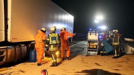 Pfingstverkehr behindert: Heckträger verloren, Diesel ausgelaufen - Autobahn dicht