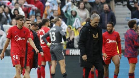 Los jugadores del Sevilla vuelven a sus casas tras dormir en la Ciudad Deportiva