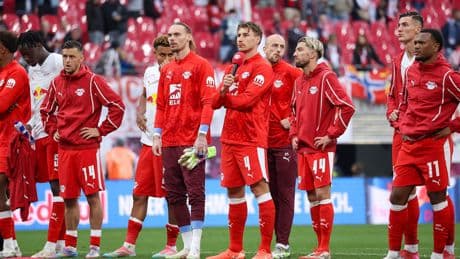 Mit Pfeifkonzert und lautstarken Rufen! - Stuttgart-Fans crashen Rede von Leipzig-Star Orban