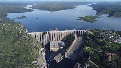 La doble emergencia contenida por la presa de Alcántara: de evitar inundaciones al papel clave tras el apagón