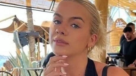 Theft caught on camera as woman's bag is stolen from between her feet