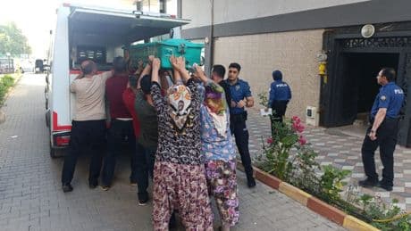 Manisa'da emekli doktor evinde ölü bulundu