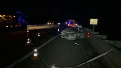 Emniyet şeridinde facia! Tır, otomobili biçti; 2'si çocuk 3 kişi öldü