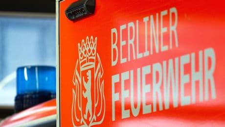 Notfall: Großeinsatz der Feuerwehr: Lagerhalle in Berlin brennt