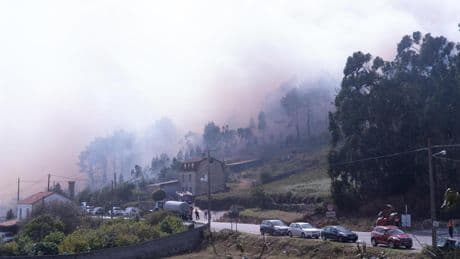 Mato, alcalde de Ponteceso (A Coruña) ante el incendio de Corme: "Estamos intentando salvar las casas"