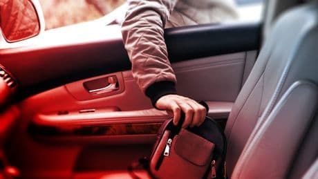 Weilerswist - Diebe schlagen Auto-Scheibe ein