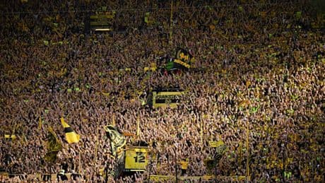 Emotionale Szenen – Hier singen 80.000 BVB-Anhänger für einen verstorbenen Fan