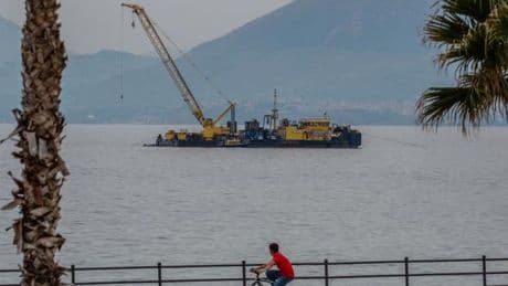 Millionenschwere Bergung von „unsinkbarer“ Luxusyacht gestartet – Kran und U-Boot im Einsatz