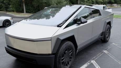 Dejó su Tesla Cybertruck enchufado y se fue de vacaciones. Dos semanas después, el vehículo ya no encendía