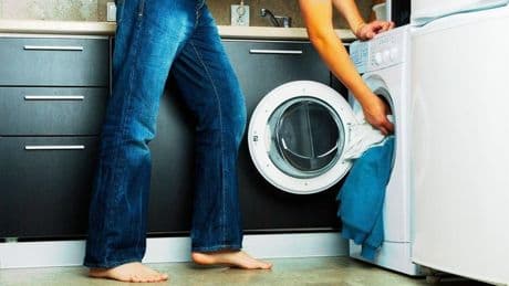 El método infalible de una experta en orden y limpieza para quitar la arena de la playa en los trajes de baño