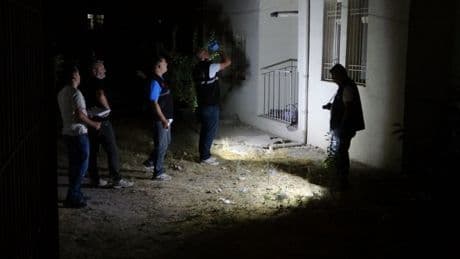 Pencerede sigara içen çocuk dengesini kaybederek düştü
