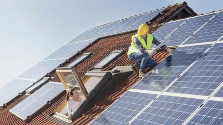 Solardächer sind Pflicht - doch jetzt wollen Energiebetreiber den Strom nicht mehr
