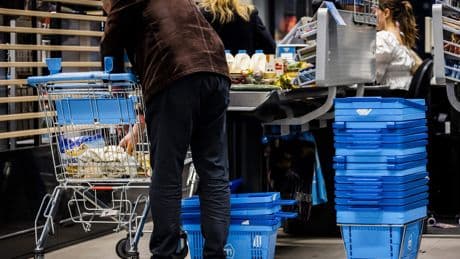 Man krijgt harde klap als hij voordringer bij de supermarkt daarop aanspreekt