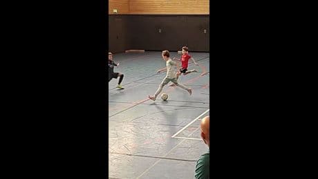 Sogar der Schiri ist beeindruckt - U13-Tor von Werder geht viral!