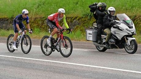 LIVE Giro d’Italia: na massale valpartij en neutralisatie is koers weer op gang