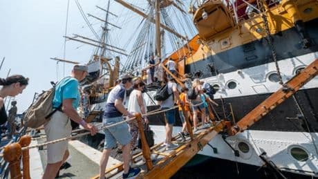 In coda ai Magazzini del Cotone per salire a bordo del Vespucci