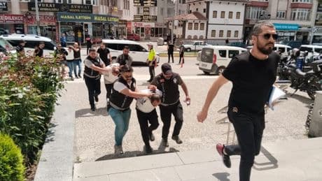 Arazide toprağa gömülü boğazı kesilmiş cesedi bulunmuştu; 3 tutuklama