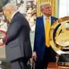 Een medaille uit handen van Gianni Infantino en de officiële trofee in z’n kantoor: hoe Donald Trump ook na WK voor clubs aandacht opeist