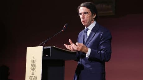 Aznar arremete contra el autoritarismo personalista de Trump y lo equipara a Sánchez por "sus indultos a sediciosos"
