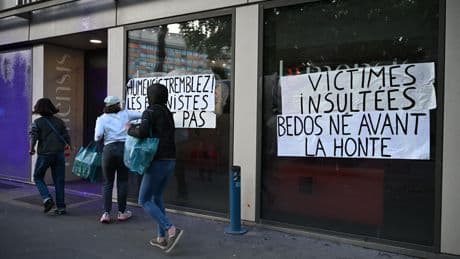 Un collectif féministe tapisse la façade de l’éditeur de Nicolas Bedos